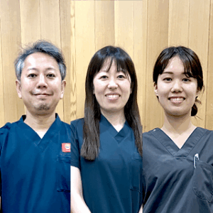真田山歯科<br>院長 森下 陽介 先生、谷本 育美 先生、増谷 楓 様（管理栄養士）